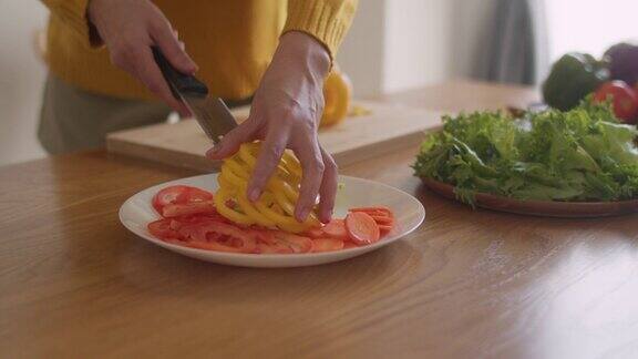 一位女性在家里的厨房里准备食物沙拉的特写镜头