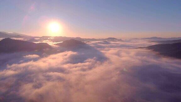 鸟瞰图美丽的日出与山脉之上的云雾在早上