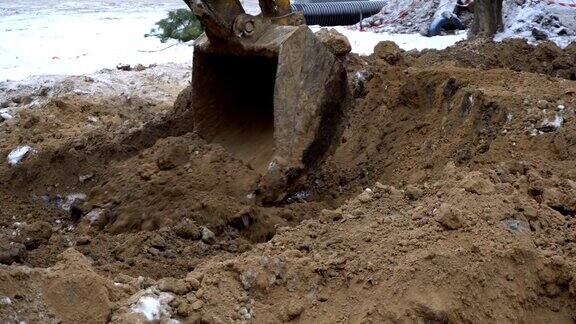 挖掘机用铲斗挖地
