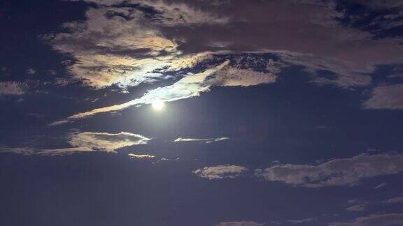 月亮穿过云层光和影是不可预测的