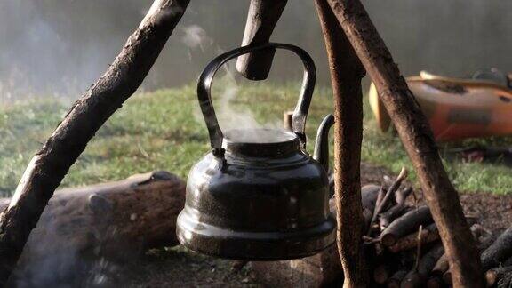 早晨篝火上的古董茶壶
