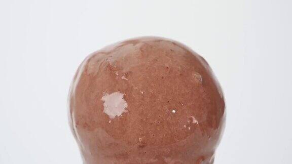 在蛋筒上融化的巧克力冰淇淋