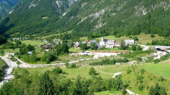 村庄在绿色的山谷