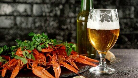 香喷喷的水煮小龙虾配青菜和一杯啤酒