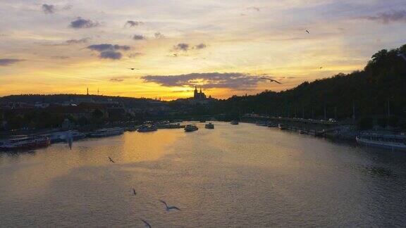 日落时分的布拉格伏尔塔瓦河和哈拉卡尼城堡山