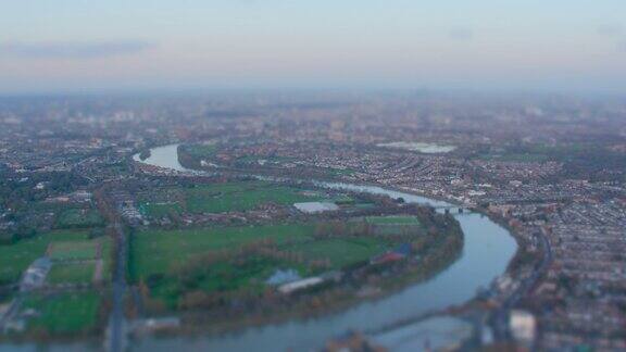 《日落黄昏》中英国西伦敦里士满和泰晤士河的鸟瞰图带有倾斜偏移微缩图像效果4k