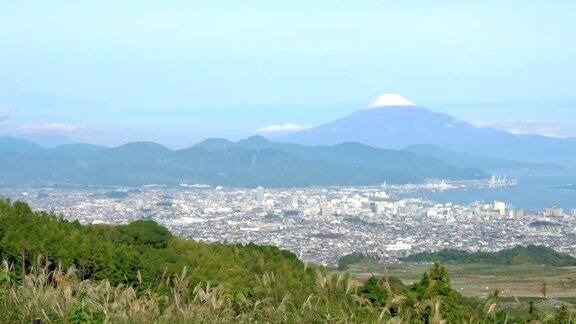 从静冈县鸟瞰清水海港和富士山