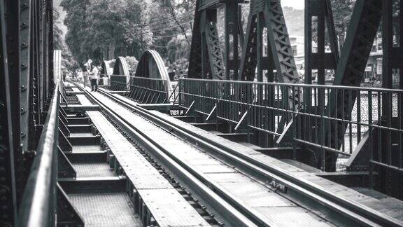 时光流逝:游客在桂河大桥上行走