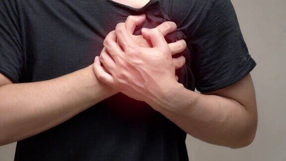 穿着黑衬衫的亚洲人感到内心的痛苦心脏病发作保健理念