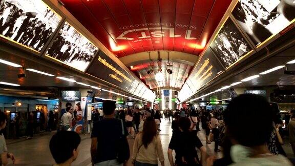 BTS暹罗站旅客在BTS轻轨地铁站曼谷公共交通系统通常被称为BTS或Skytrain