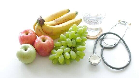 健康食品水果和听诊器在白色的桌子背景健康