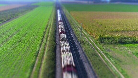 下午一列货运火车穿过乡村