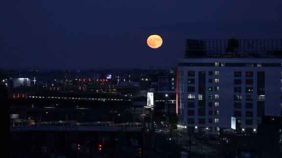 城市上空的蓝月亮