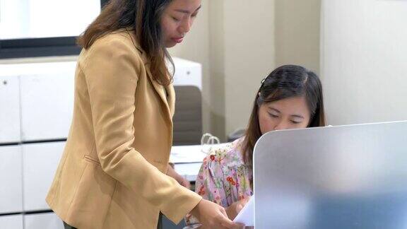 场景二:两位亚洲商务女性在现代办公室咨询业务亚洲商务女性是在现代办公室工作商业理念