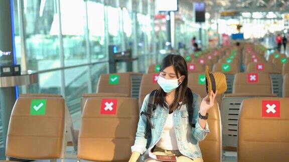 一位亚洲游客在机场候机楼散步