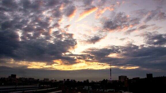 时间流逝的城市景观日落与运动的云在背景