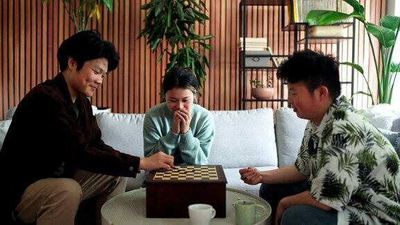 三个年轻的亚洲朋友下中国象棋
