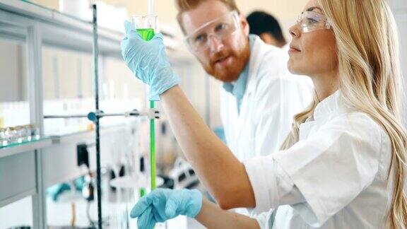 年轻的化学学生在实验室工作