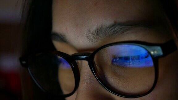 女人眼睛看显示器上网反射在眼镜上