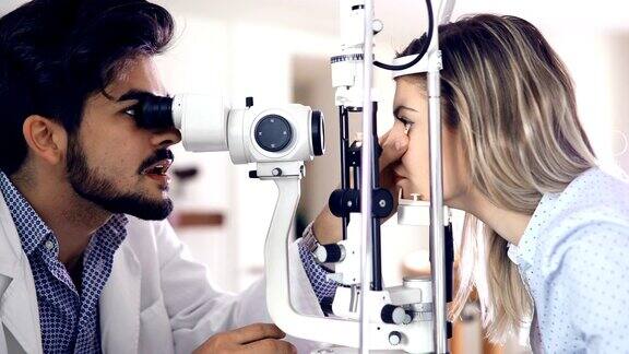 验光师检查病人的视力和矫正视力