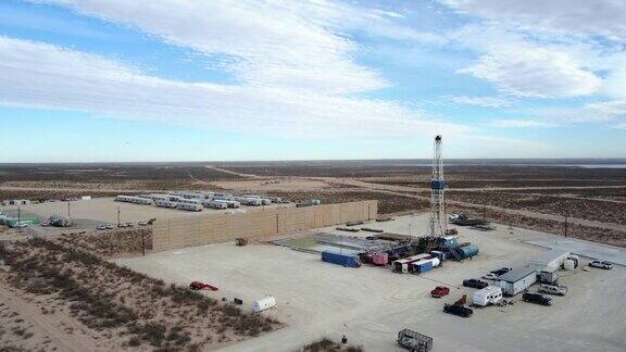 太阳升起时新墨西哥州的石油或天然气钻井平台的无人机视图