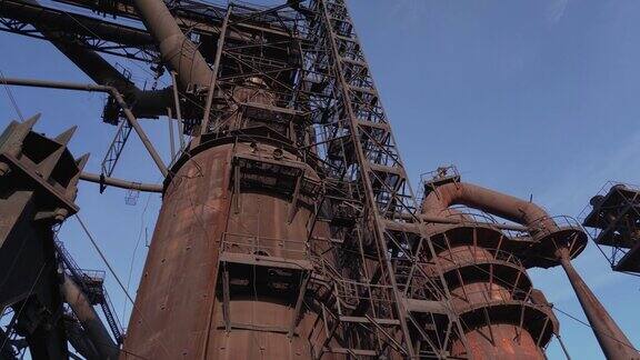 废弃冶金厂的高炉设备有大型铁罐和铁管