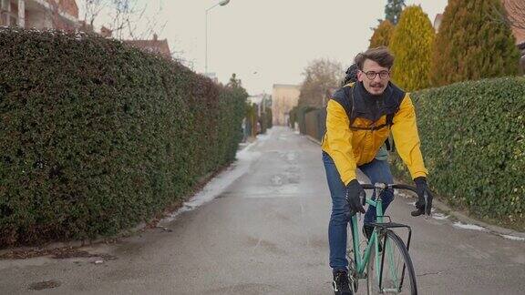 在住宅区一个年轻人骑着自行车