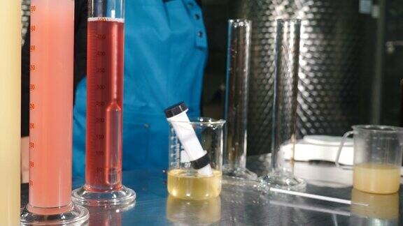 将葡萄酒产品液体倒入试管中进行质量控制酿酒师的实验室在酿酒厂的实验室里测试葡萄酒测定酒精含量、冷稳定性、密度、苹果酸、红葡萄色、糖、二氧化硫ph值