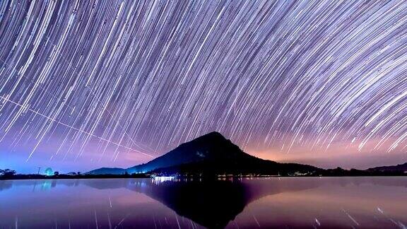夜晚星星的轨迹在山上和湖里移动