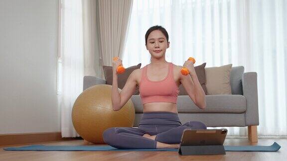 年轻亚洲女性在家锻炼保健理念健身