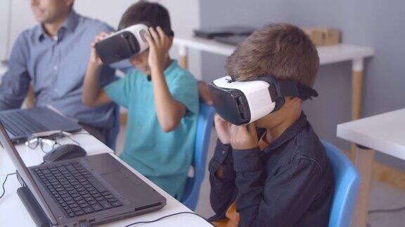 学生戴上虚拟现实眼镜