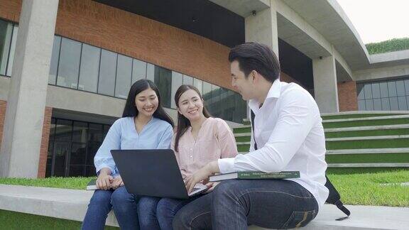 三位亚洲学生正在大学里讨论用笔记本电脑准备考试、演讲、学习、备考教育学习学生校园大学生活方式