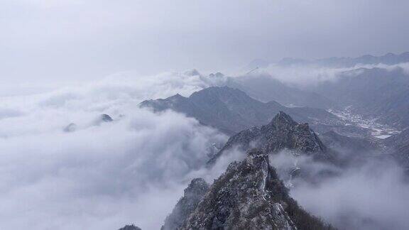 中国的长城在雪后自然风光在云雾中放大镜头(延时)