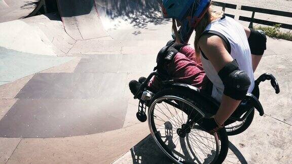 z世代女子在滑板公园做特技慢动作视频轮椅