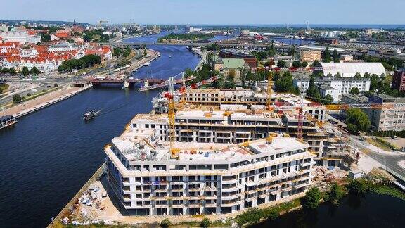 波兰什切青奥德拉河与正在建设中的新住宅区的鸟瞰图