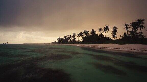 热带雨后的阳光多米尼加共和国蓬塔卡纳度假村的岛屿海滩景观
