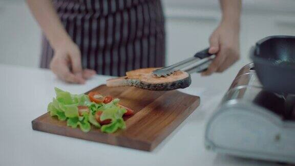 烤三文鱼和蔬菜沙拉看起来非常快乐-生活方式健康的饮食健康的生活方式