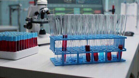 近距离的实验室试管与血液桌上