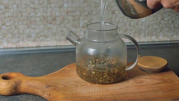 用玻璃茶壶泡凉茶