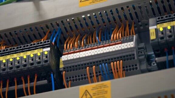 有许多电线的电气面板电气部件自动开关保险丝