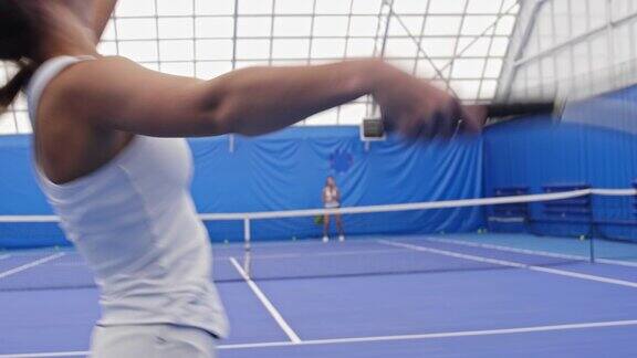 女运动员在网球场上训练