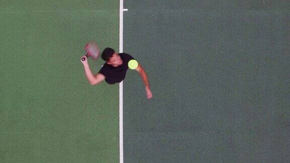 一名网球运动员向镜头发球