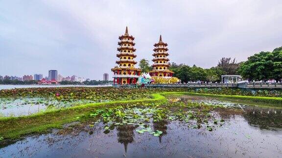 游客参观台湾高雄市龙虎塔的4k时间照片