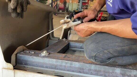 焊工在一家汽车厂焊接汽车零件