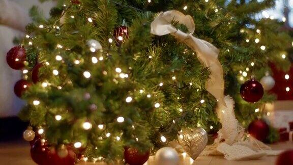 猫破坏了圣诞节小猫在玩装饰好的圣诞树时摔倒了猫打翻了圣诞树