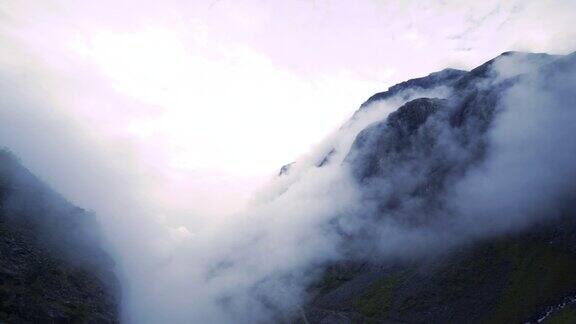 4K山与雾在挪威峡湾与天空平移左
