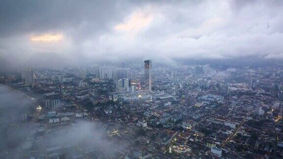 随着时间的推移在槟城上空滚动的云