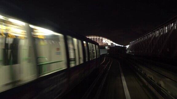 在日本大阪乘坐单轨火车