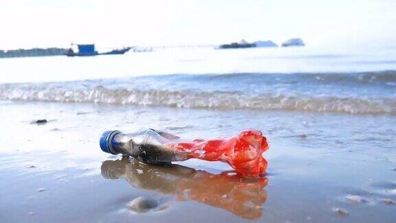 塑料瓶在海洋中的垃圾环境污染