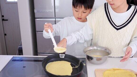 亚洲孩子在厨房做饭